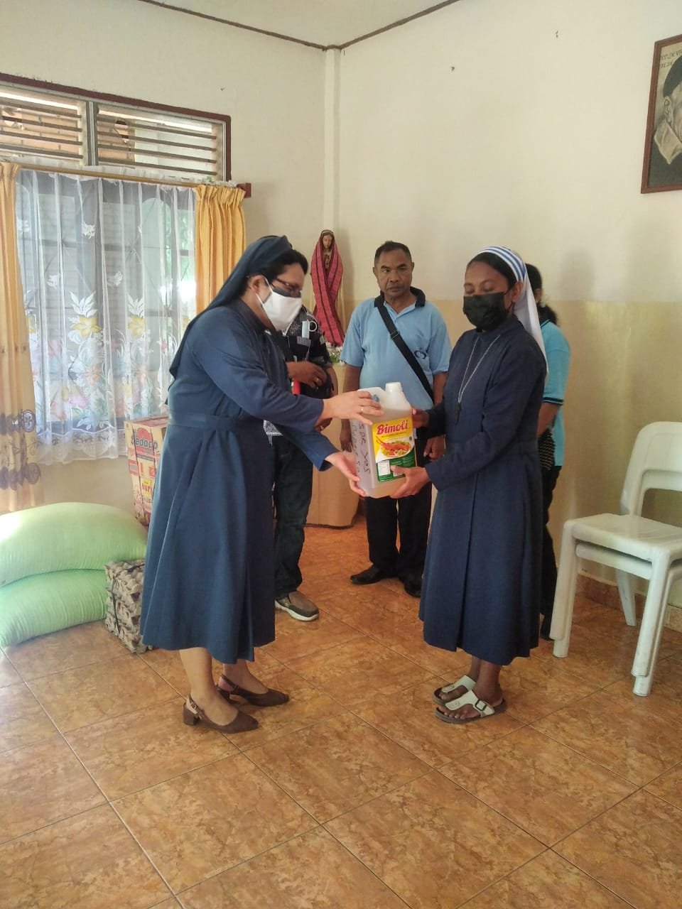 Siswa Penerima Komuni Pertama SDK Yos Sudarso Berbagi Kasih di Panti ALMA Maumere