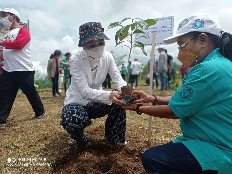 Julie Laiskodat Dukung Rencana Keuskupan Ruteng Kembangkan Agrowisata Kopi Arabika di Mano