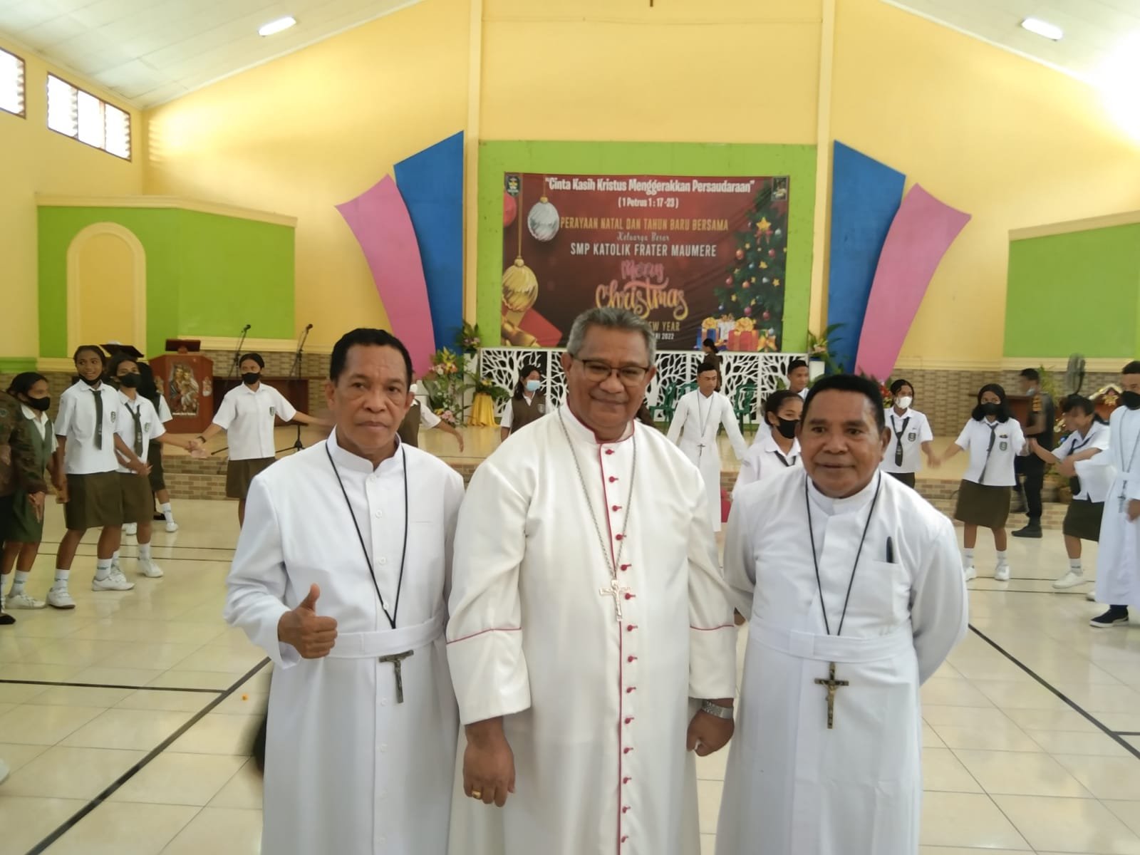 Uskup Edwaldus dan Pastor Paroki Katedral Maumere Bergoyang Jai Meriahkan Natal Bersama di SMPK Frater Maumere