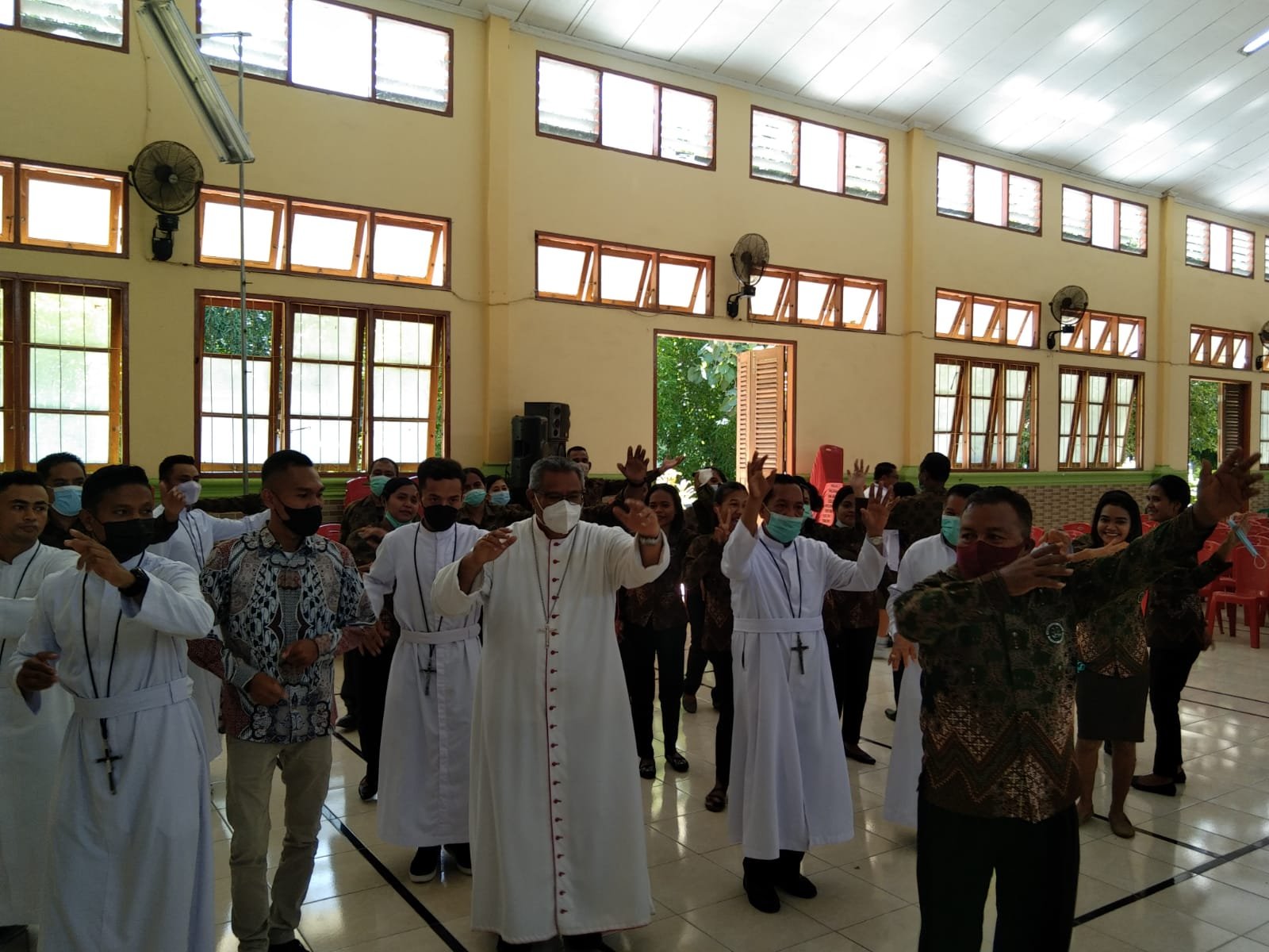 Uskup Edwaldus dan Pastor Paroki Katedral Maumere Bergoyang Jai Meriahkan Natal Bersama di SMPK Frater Maumere