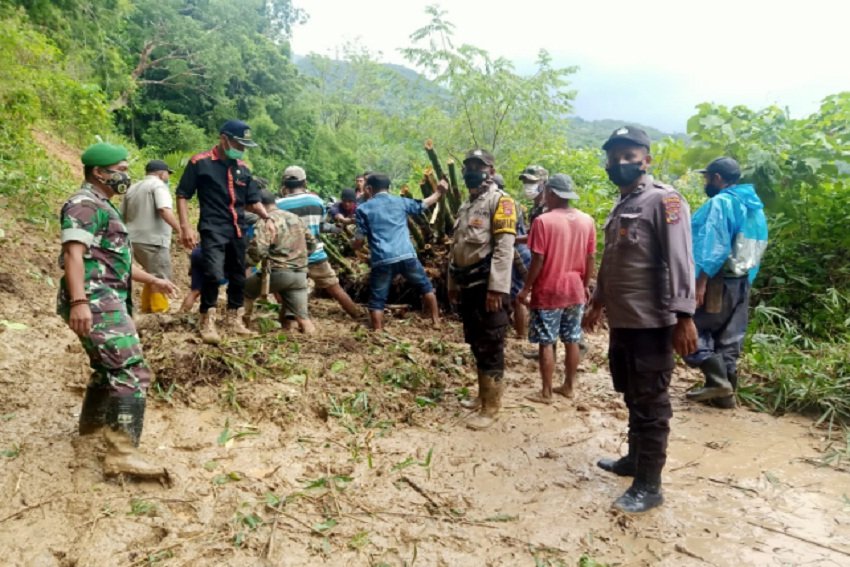 Jalan Bambor-Werang Lumpuh Total Tertimbun Longsor