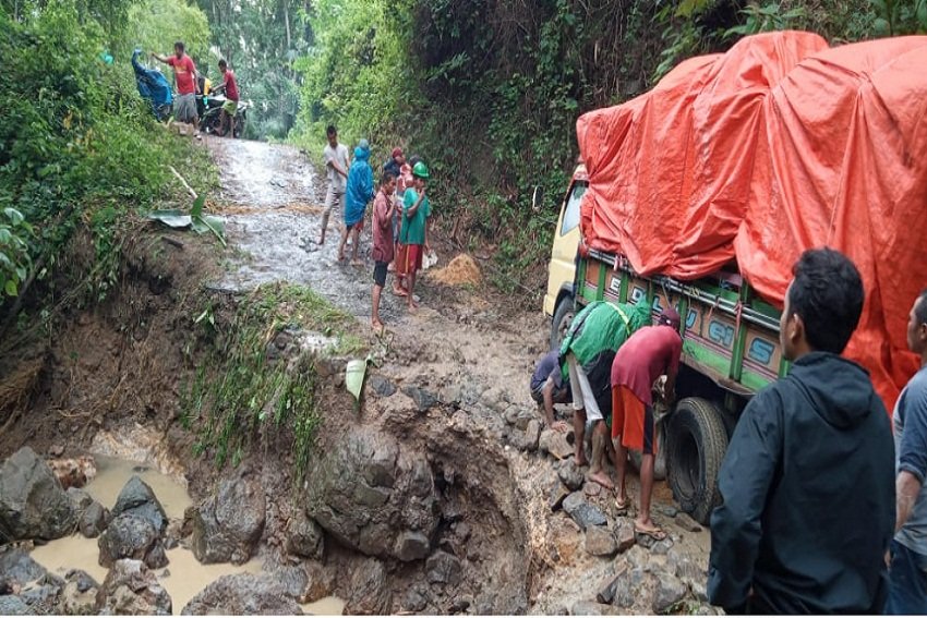 Jalan Bambor-Werang Lumpuh Total Tertimbun Longsor