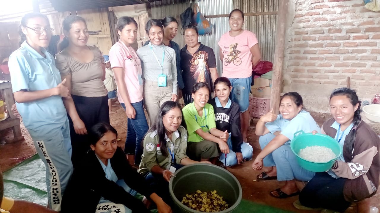 Kolangkaling Aren Kado KKN Mahasiswi Unika St.Paulus Ruteng