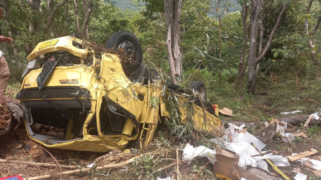 Dum Truk Angkut Alat Kesehatan Dinkes Matim Terperosok ke Jurang