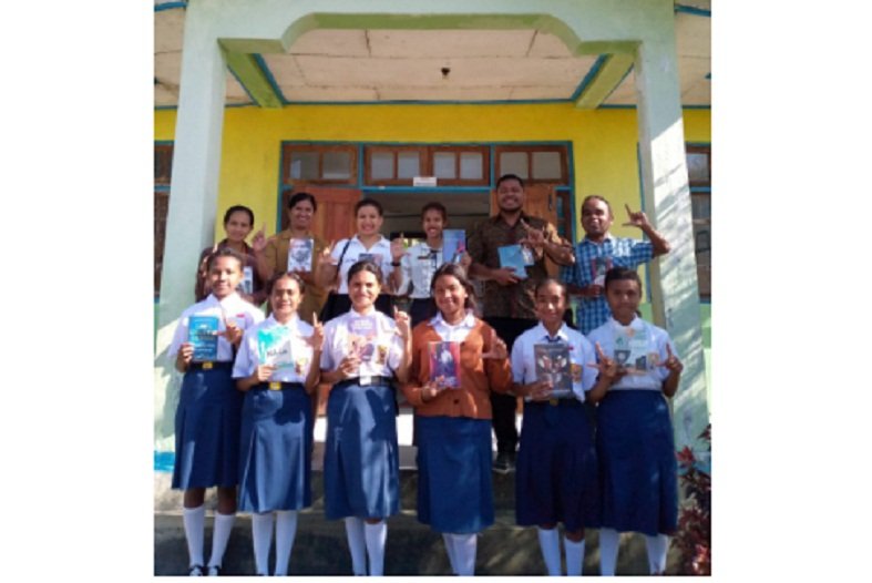 Dukung Literasi, YMTTN Bagikan Buku Kepada SMP Katolik Gita Surya Eban