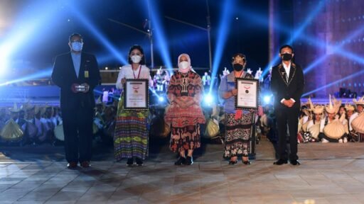 Ibu Iriana dan OASE-KIM Saksikan Konser Suara 1.000 Sasando di Labuan Bajo yang Pecahkan Rekor MURI
