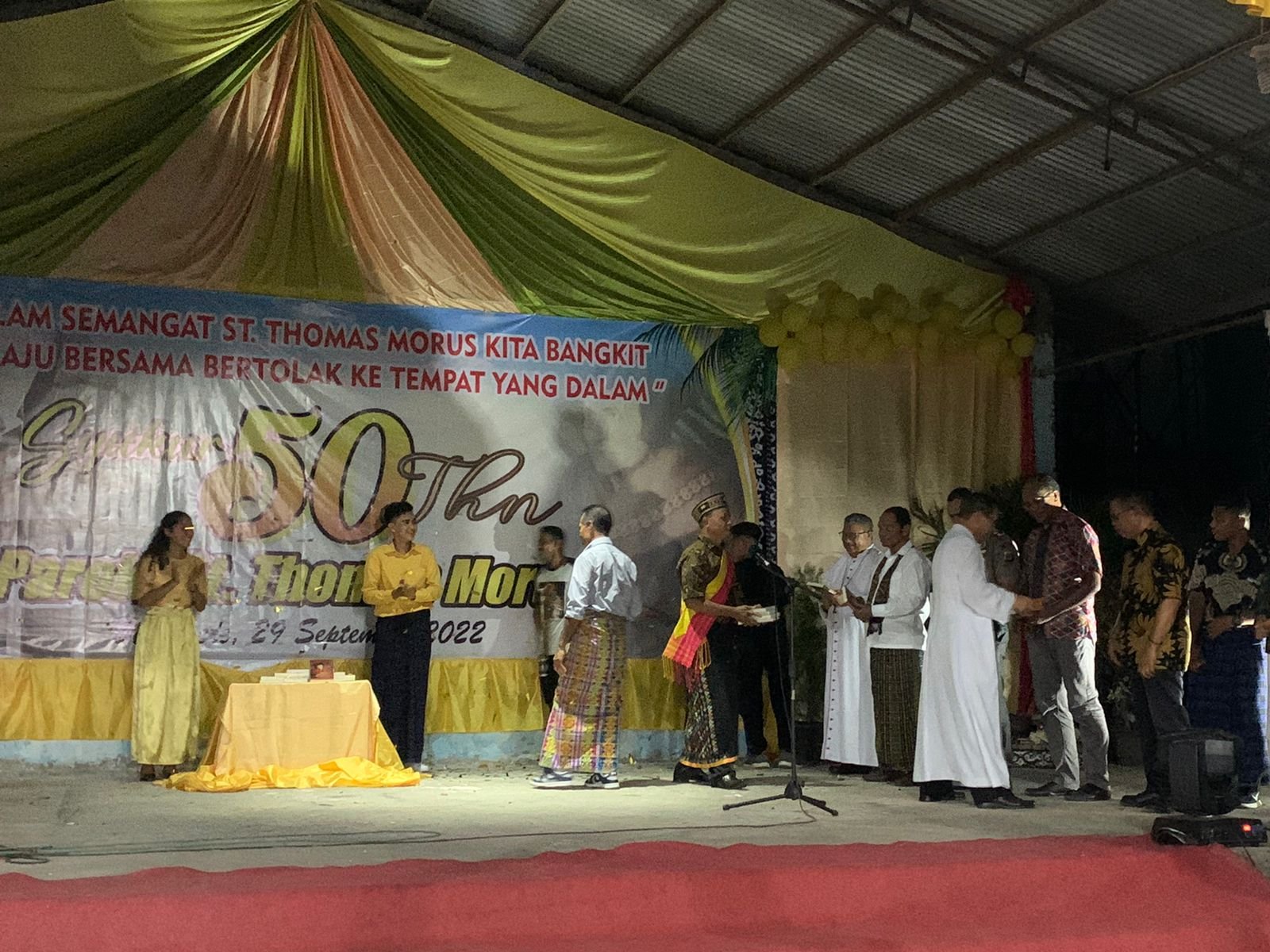 Romo Laurens Noi Launching Buku Emas Paroki Santo Thomas Morus Maumere