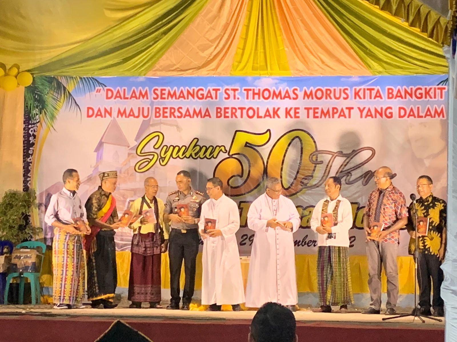 Romo Laurens Noi Launching Buku Emas Paroki Santo Thomas Morus Maumere