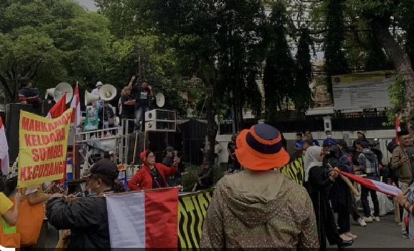Mantan Danjen Kopassus Pimpin Demo di KPU, Massa Bakar Spanduk Jokowi-Anwar